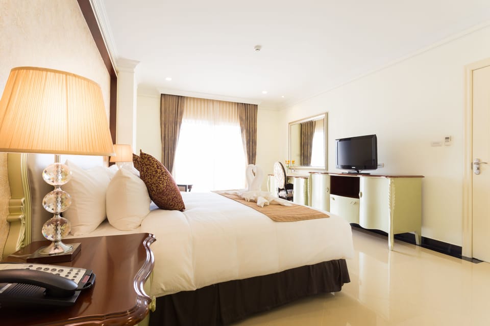 Egyptian cotton sheets, premium bedding, minibar, in-room safe
