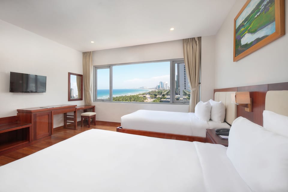 Deluxe Room | Minibar, in-room safe, desk, blackout drapes