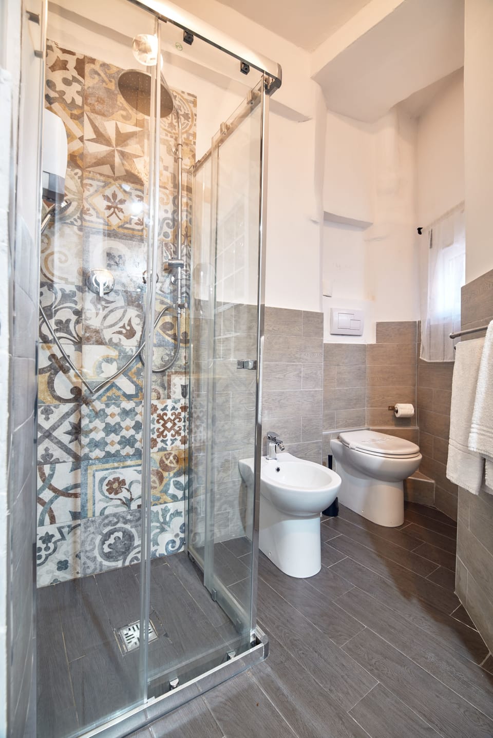 Economy Double Room | Bathroom | Shower, rainfall showerhead, free toiletries, hair dryer