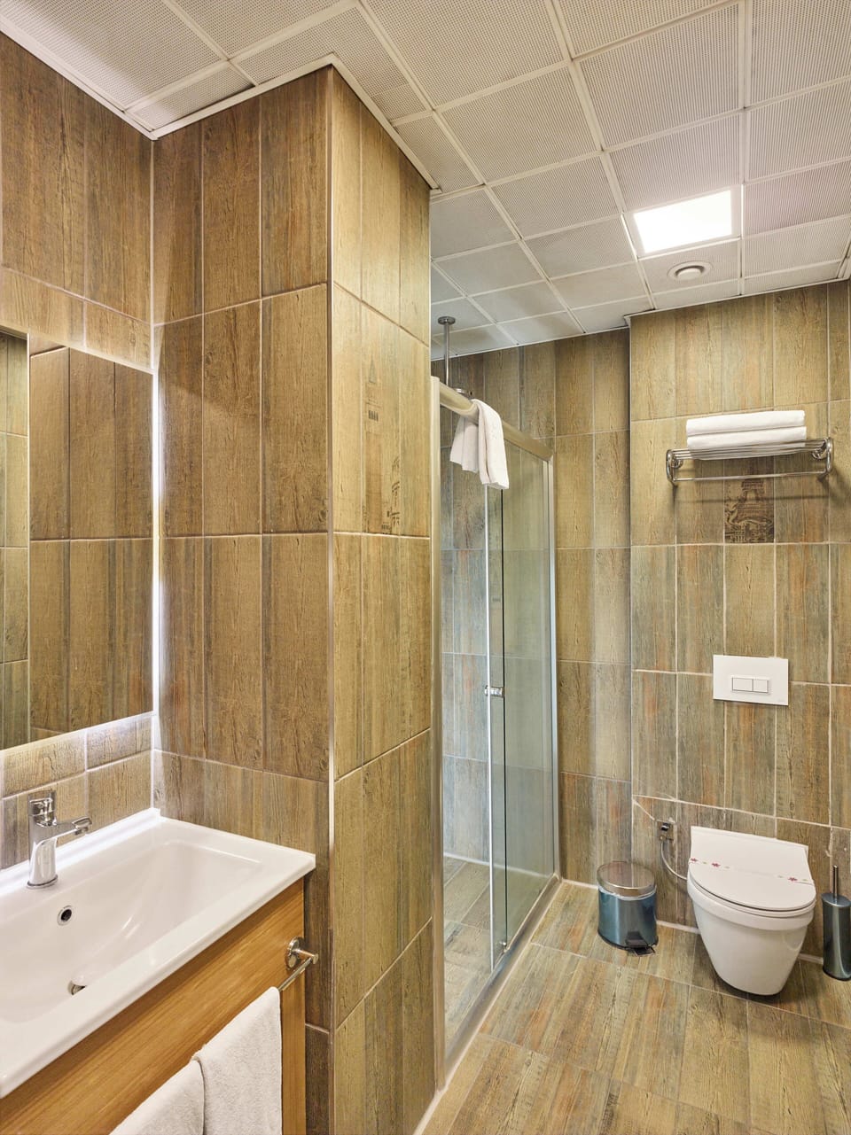 Standard Double or Twin Room | Bathroom | Free toiletries, hair dryer, slippers