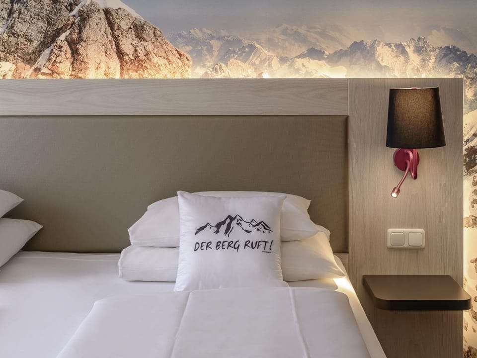 Hypo-allergenic bedding, in-room safe, desk, blackout drapes