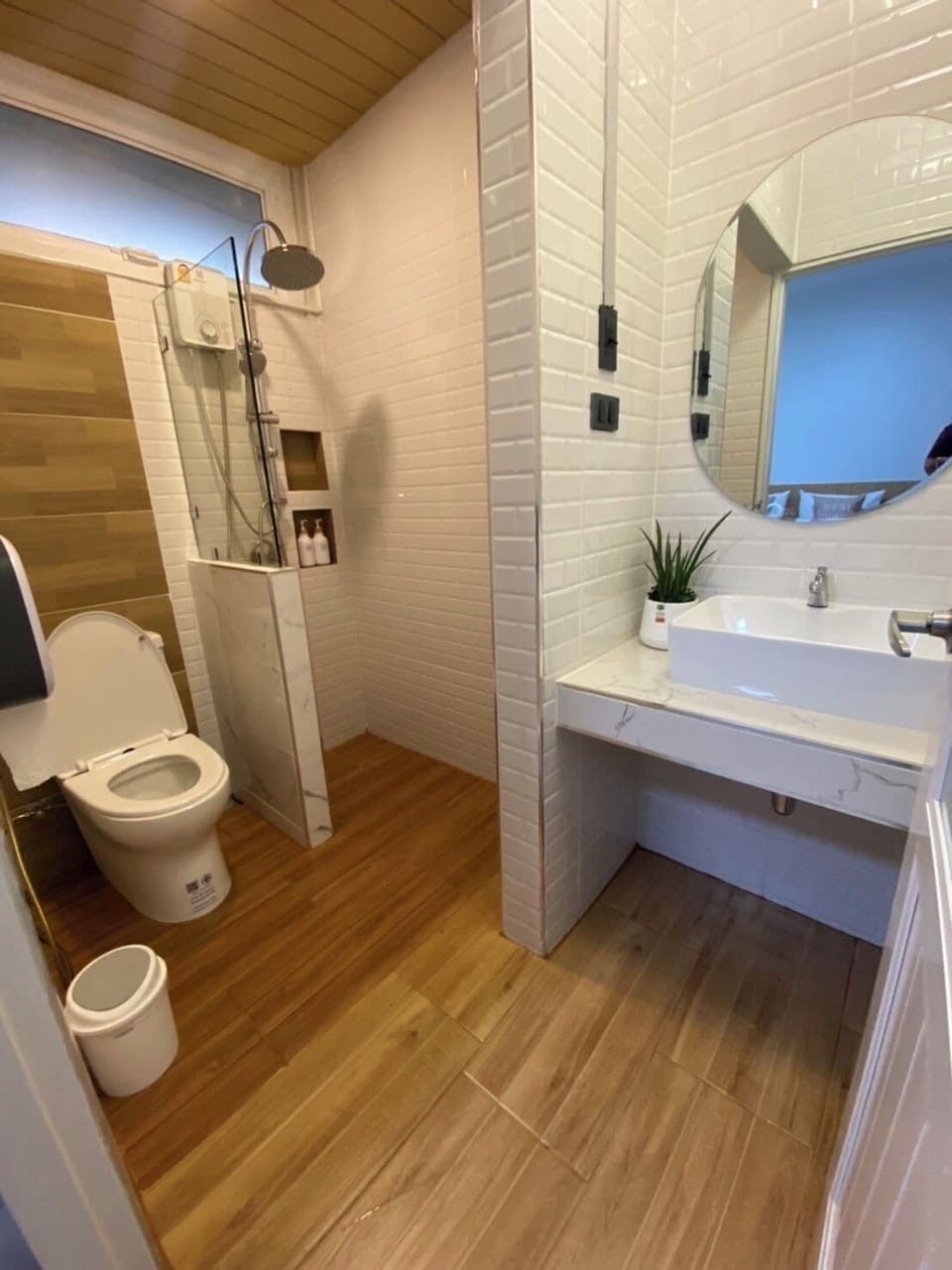 Family House | Bathroom | Shower, free toiletries, hair dryer, towels