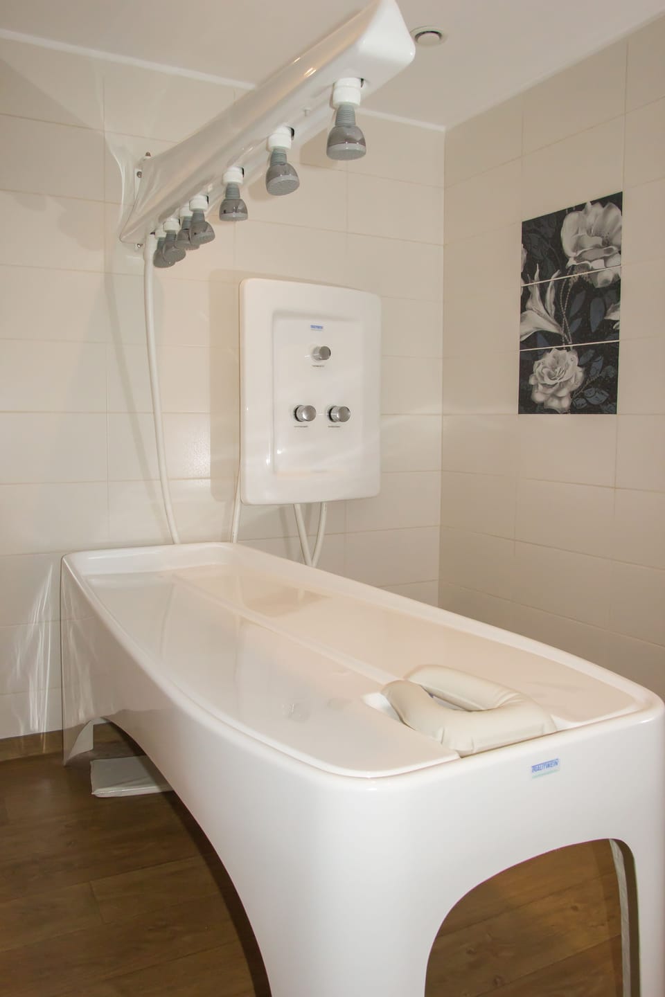 Couples treatment rooms, body treatments, aromatherapy, body wraps