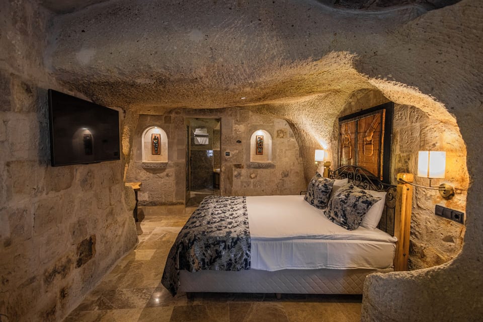 Superior Double Room | Minibar, in-room safe, individually decorated, individually furnished