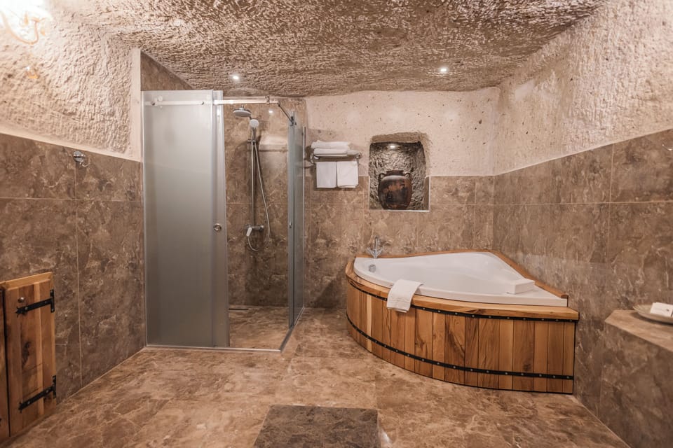 Design Double Room | Bathroom | Shower, hair dryer, slippers, heated floors
