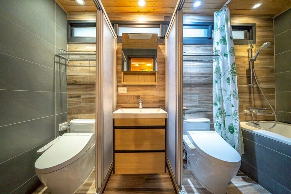 Bathtub, free toiletries, hair dryer, slippers