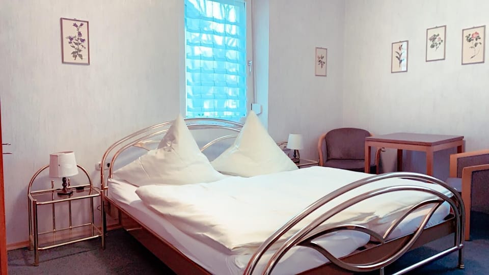 Iron/ironing board, rollaway beds, free WiFi