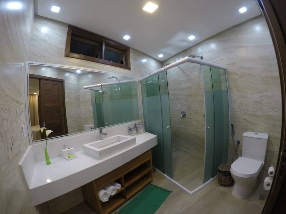 Grand Twin Room | Bathroom | Shower, free toiletries, towels