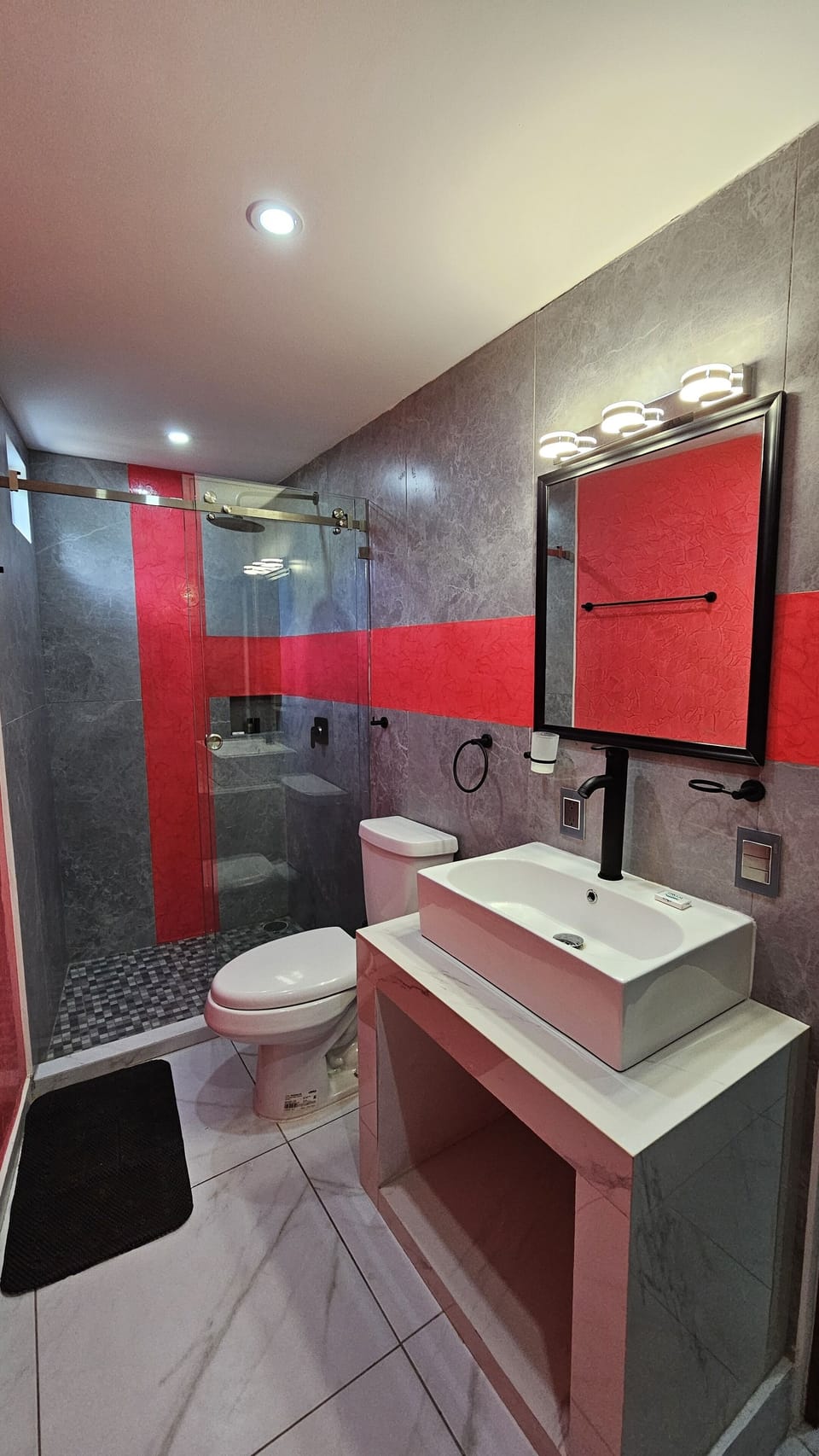 Superior Room | Bathroom | Shower, rainfall showerhead, free toiletries, towels