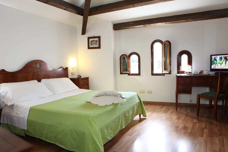 Comfort Double Room, City View | Minibar, in-room safe, desk, iron/ironing board