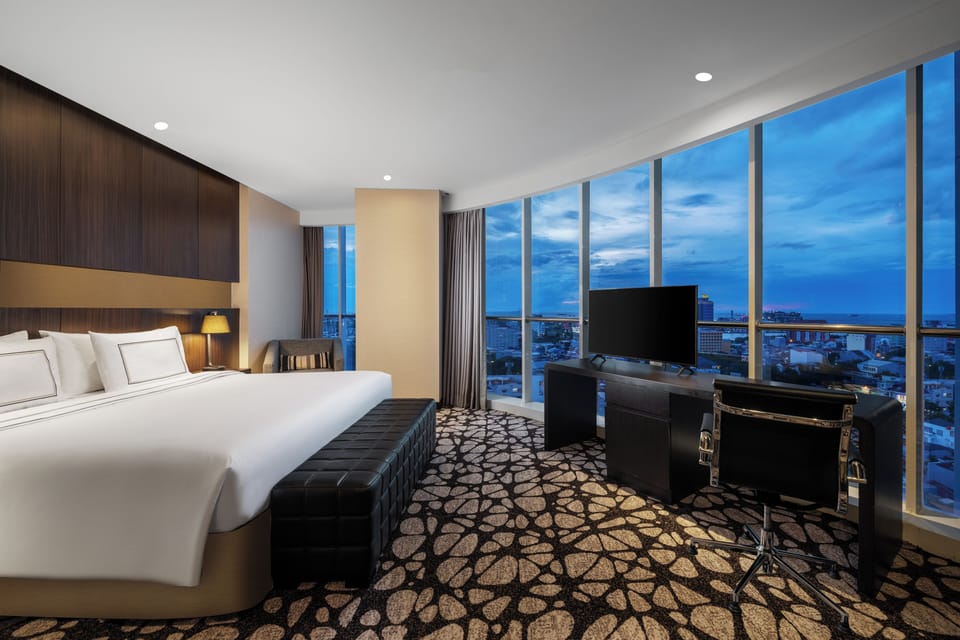 Junior Suite | Minibar (free items), in-room safe, desk, cribs (free)