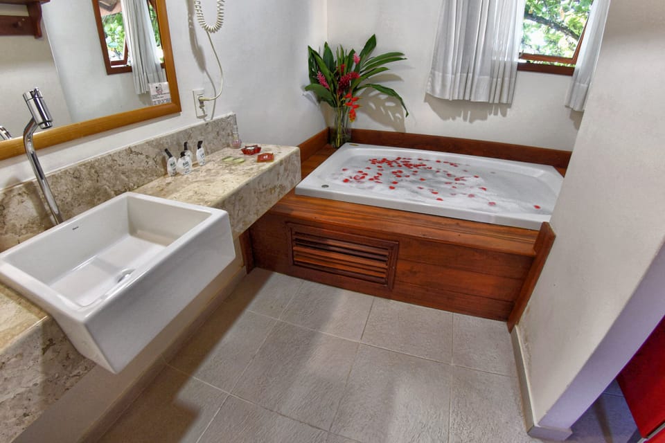 Master Vista Mar com Banheira Hidromassagem | Bathroom | Free toiletries, hair dryer, towels, soap