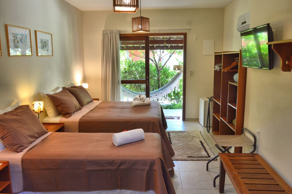 Quádruplo Vista Jardim com Varanda | Minibar, in-room safe, blackout drapes, free WiFi
