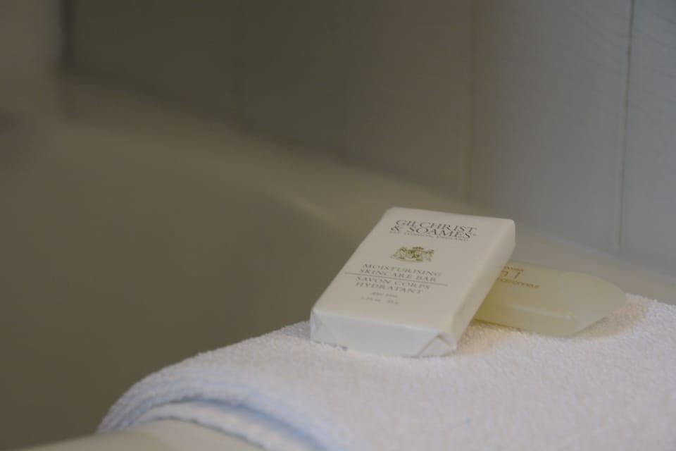 Double Room, 1 Queen Bed - Highlander - 2nd Floor No Elevator | Bathroom amenities | Combined shower/tub, free toiletries, hair dryer, towels