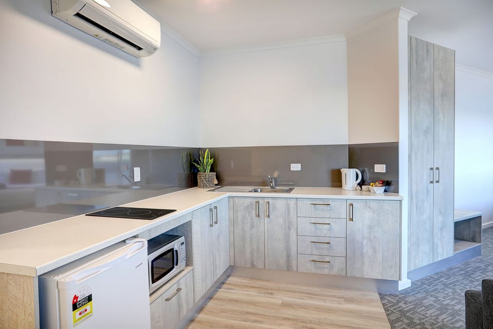 Comfort Studio, 1 King Bed, Sea View | Private kitchenette | Fridge, microwave, electric kettle, toaster