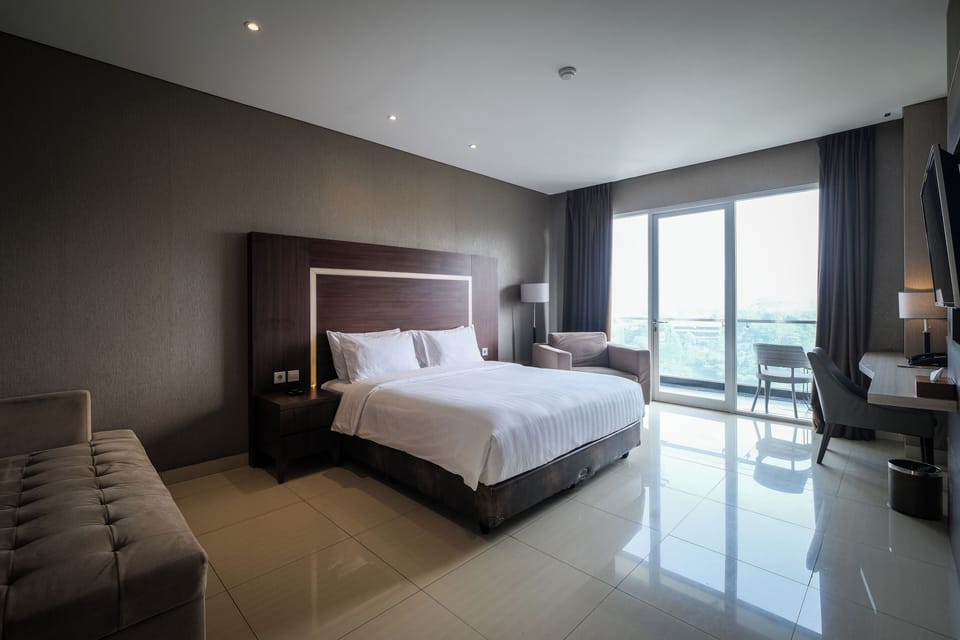 Junior Suite, 1 Bedroom | Premium bedding, in-room safe, desk, laptop workspace