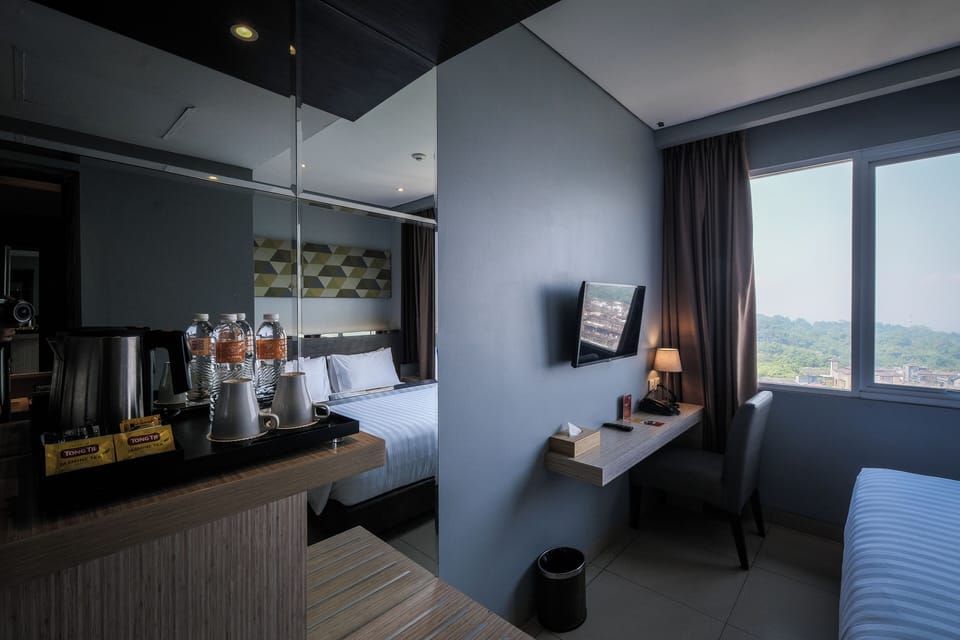 Deluxe King City View | Premium bedding, in-room safe, desk, laptop workspace