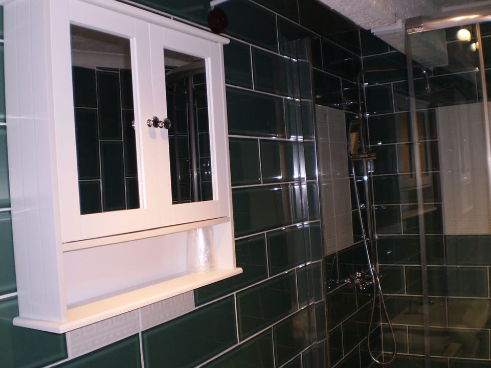 Standard Double Room, Ensuite, Courtyard View (Tysilio - Rose Room ) | Bathroom