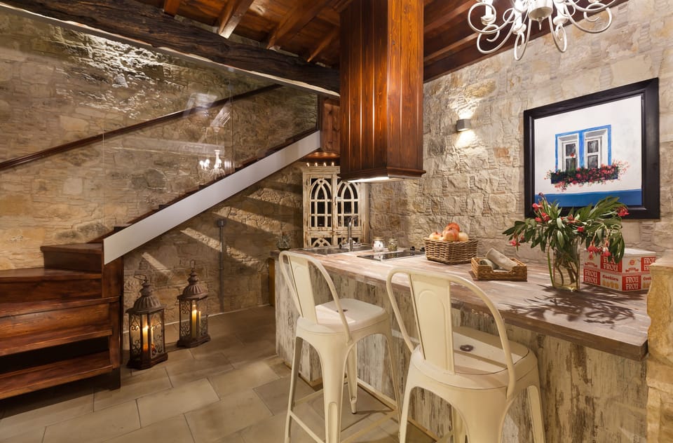 Luxury Suite, Fireplace (Thea Suite) | In-room safe, WiFi (free), bed sheets