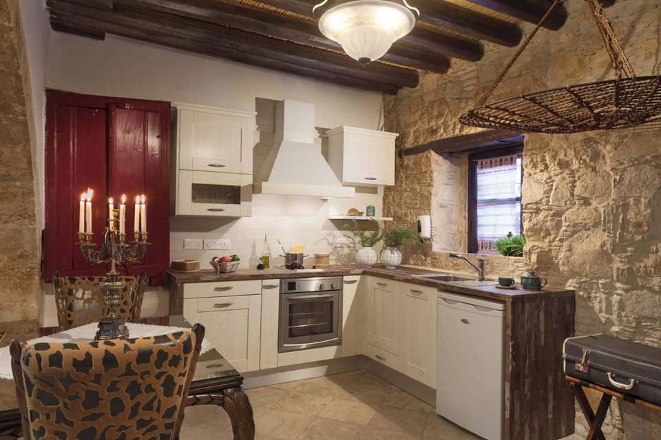 Luxury Suite, Fireplace (Archontico) | Private kitchen