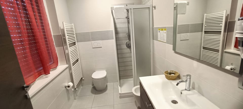 Deluxe Triple Room | Bathroom | Shower, free toiletries, hair dryer, bidet