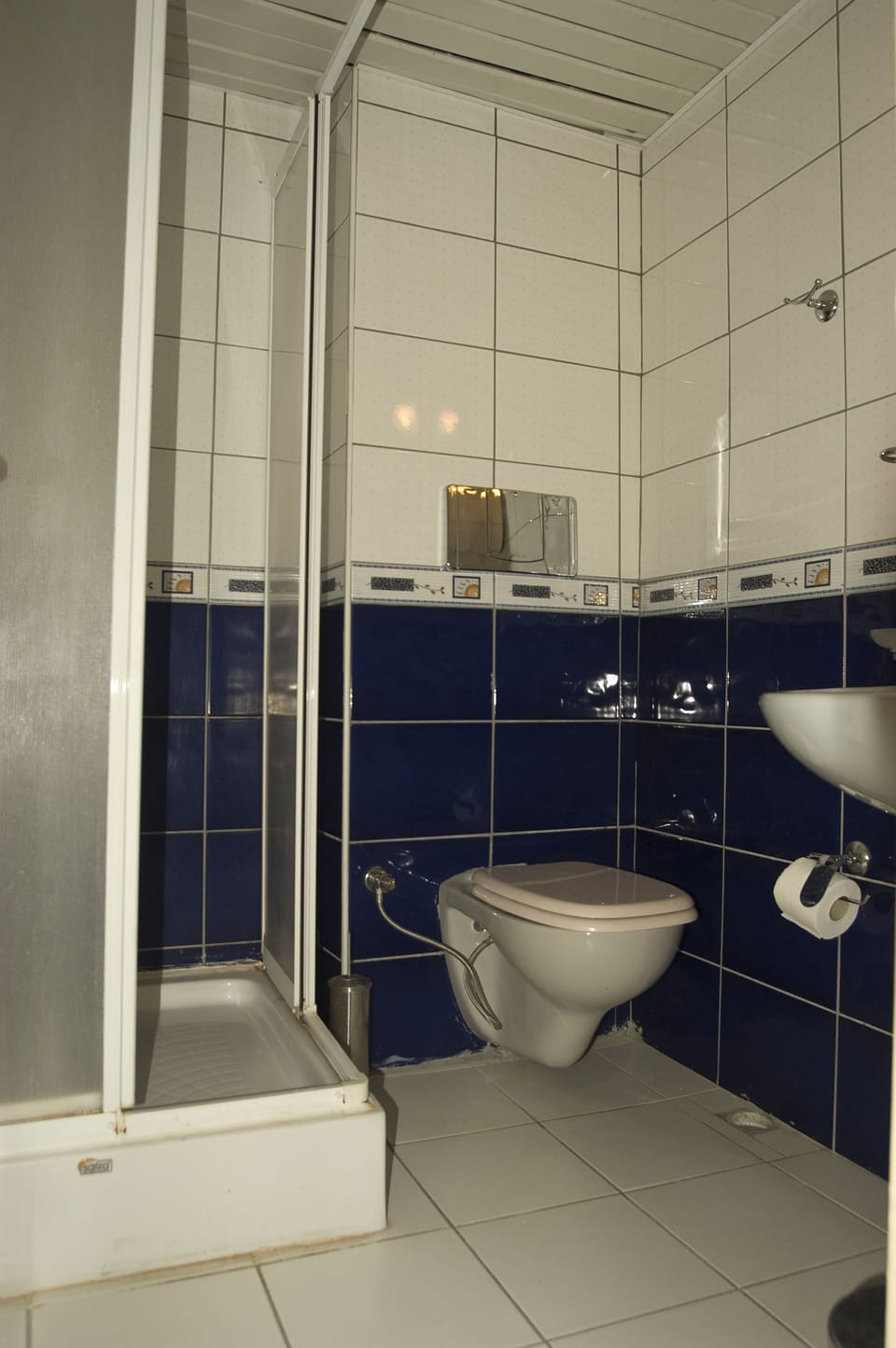 Apartment, 1 Bedroom | Bathroom | Shower, free toiletries, hair dryer, towels