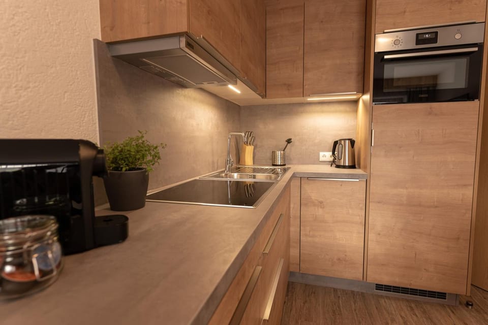 Full-size fridge, microwave, oven, stovetop