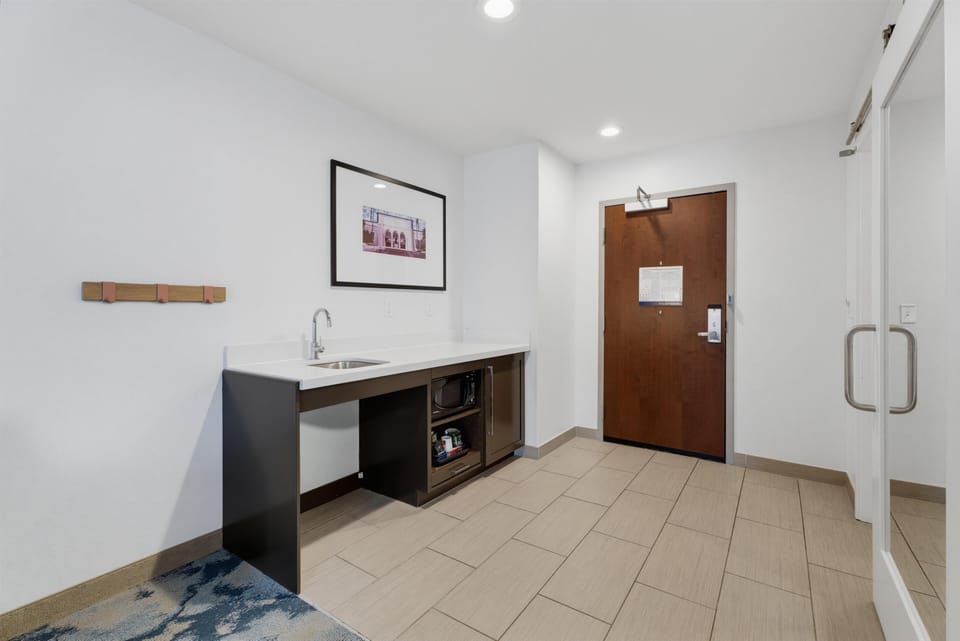 Suite, 1 King Bed, Non Smoking, Refrigerator & Microwave | Minibar