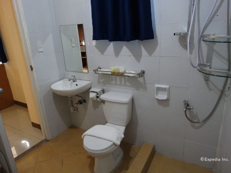 Standard Room | Bathroom | Shower, free toiletries, slippers, towels