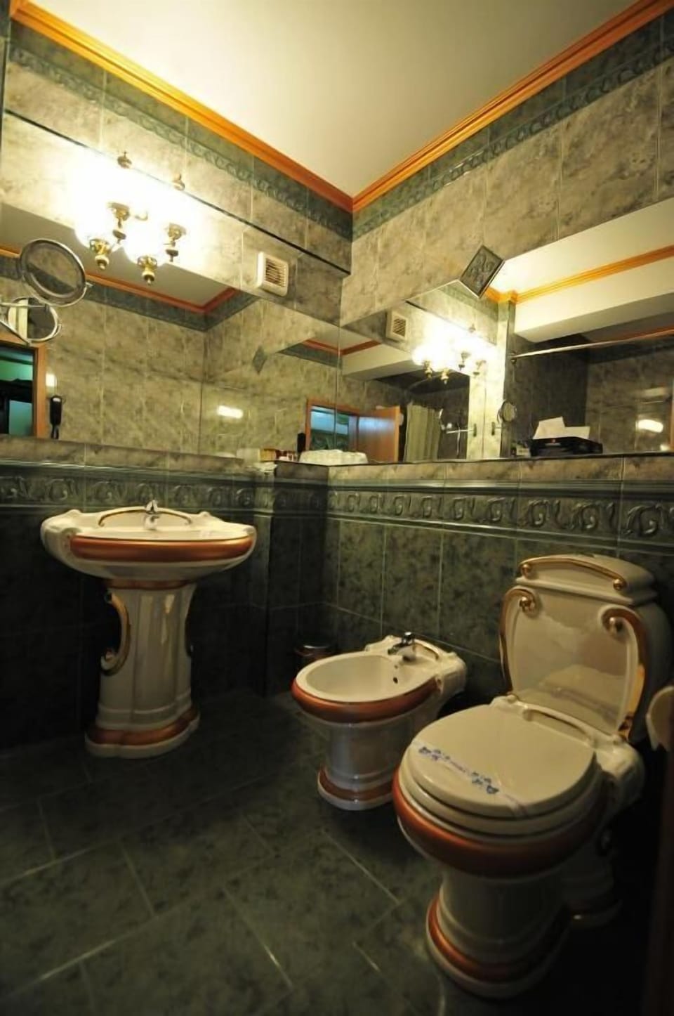 Imperial suite | Bathroom | Combined shower/tub, jetted tub, hair dryer, slippers