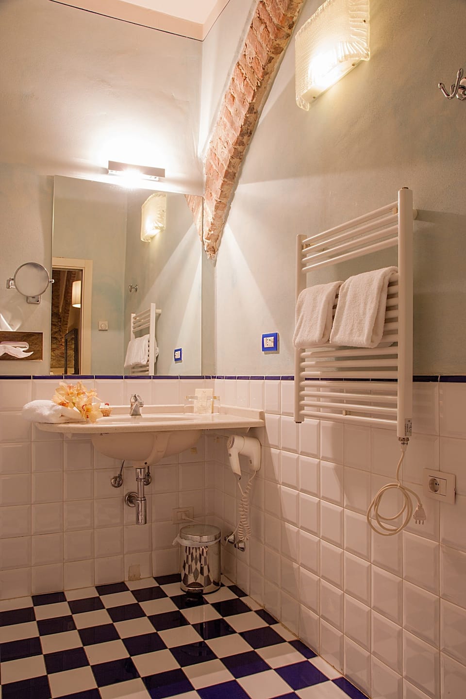 Combined shower/tub, free toiletries, hair dryer, bidet
