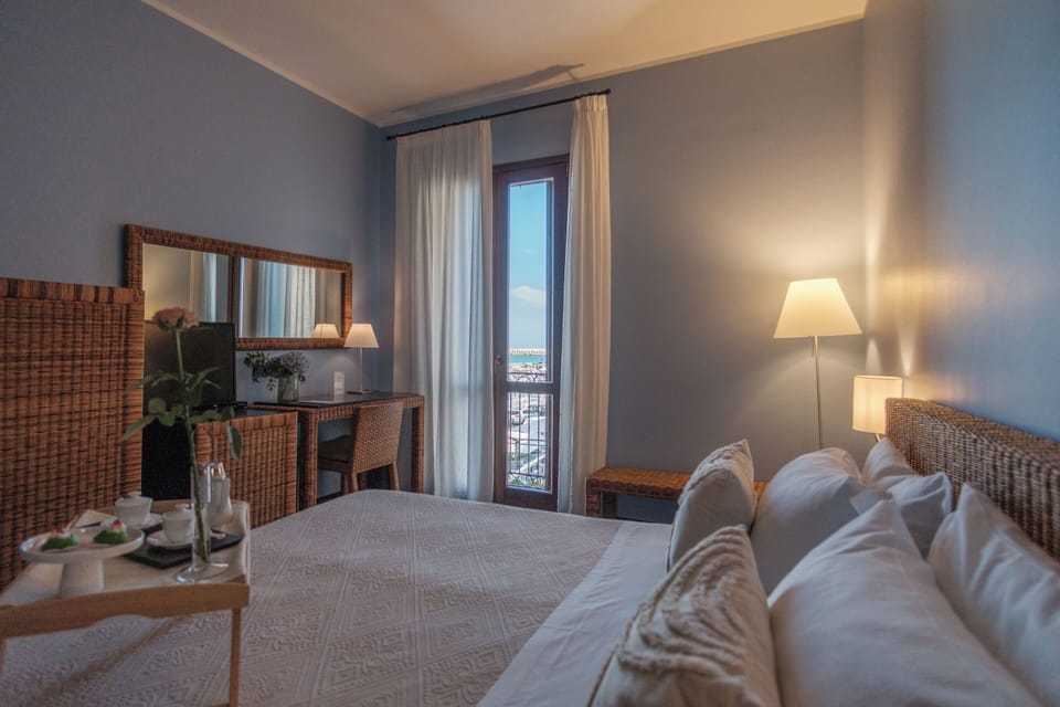 Deluxe Room | Minibar, in-room safe, desk, free WiFi