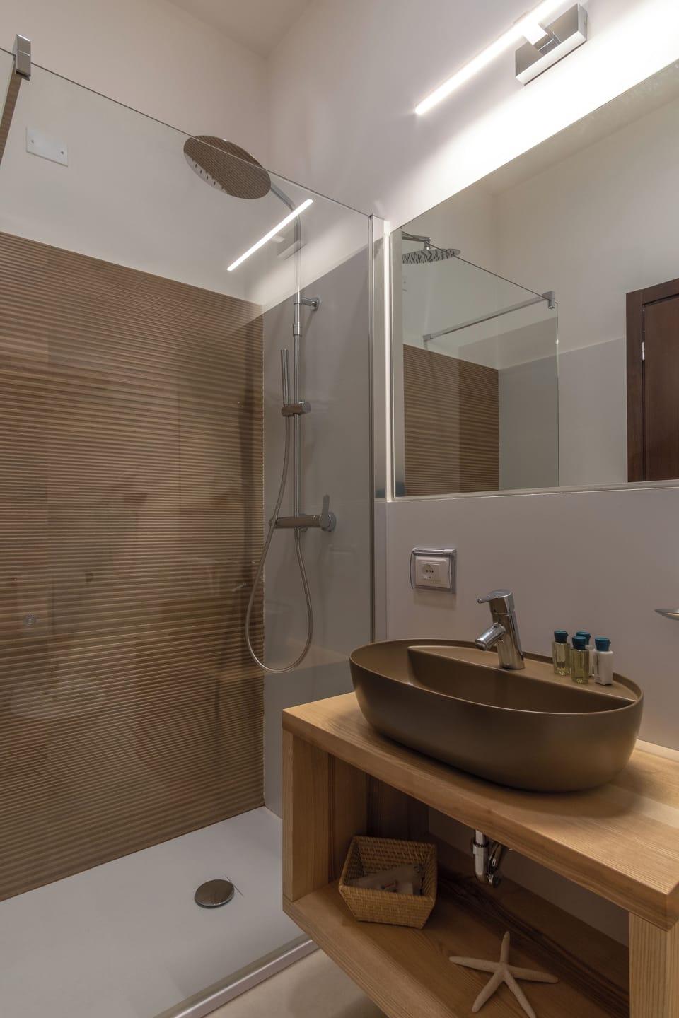 Deluxe Room | Bathroom | Shower, free toiletries, hair dryer, bidet