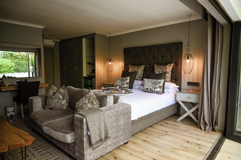 Deluxe Suite, 1 King Bed, Courtyard View, Garden Area | Premium bedding, minibar, in-room safe, individually decorated