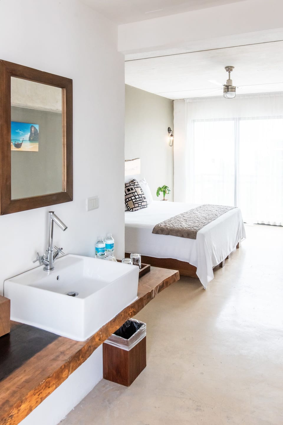 Standard Room, 1 King Bed | In-room safe, iron/ironing board