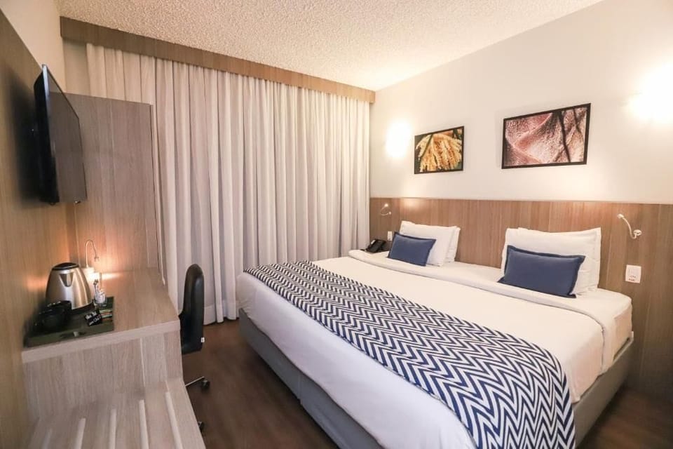 Luxury Double Room, 1 King Bed | In-room safe, desk, soundproofing, iron/ironing board