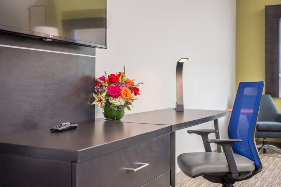 Pillowtop beds, in-room safe, desk, blackout drapes