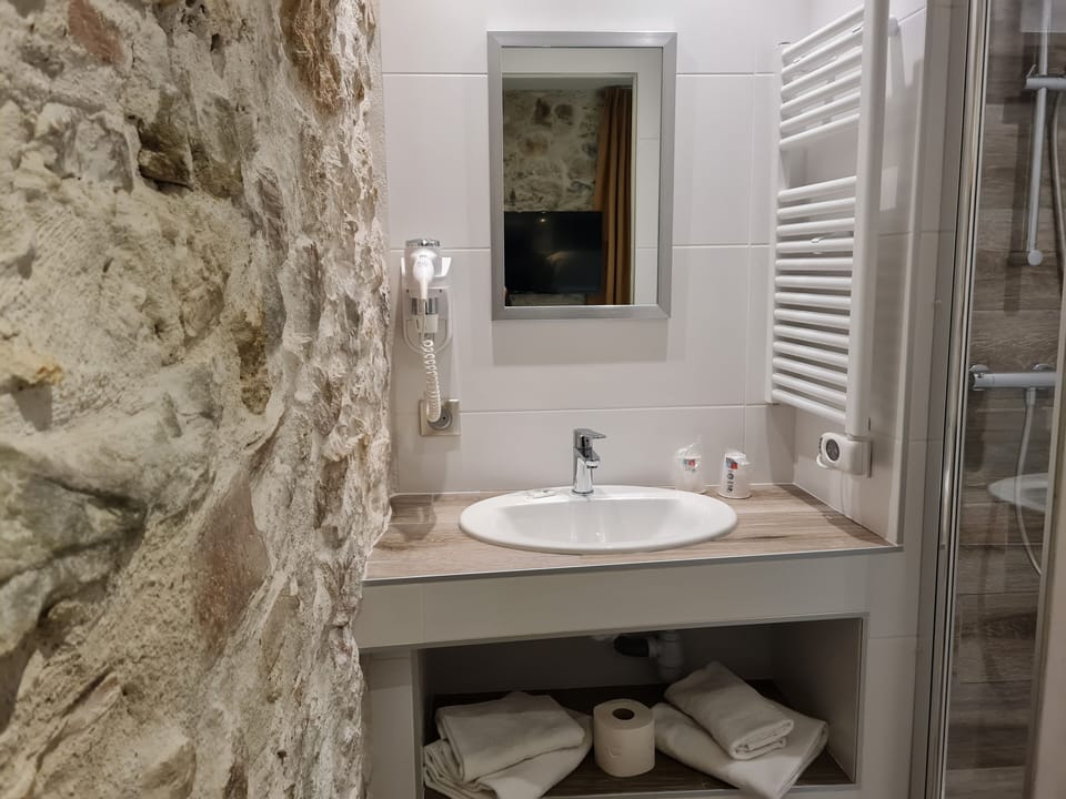 Comfort Double Room, 1 King Bed, City View | Bathroom | Shower, free toiletries, hair dryer, towels