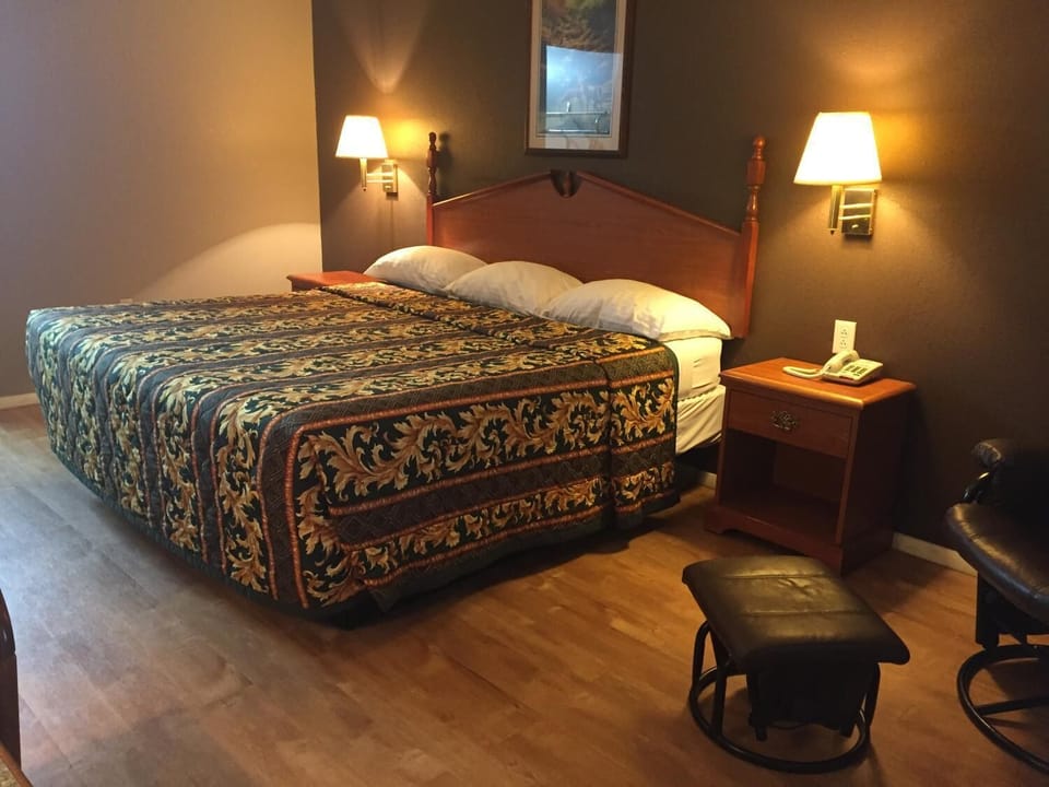 Desk, rollaway beds, free WiFi