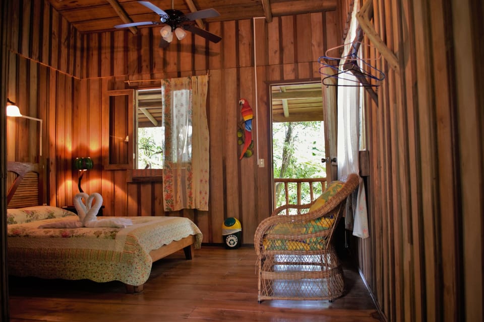 Standard Room, 1 Queen Bed | 1 bedroom, premium bedding, in-room safe, free cribs/infant beds