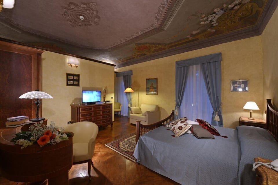 Studio Suite | Minibar, desk, laptop workspace, rollaway beds