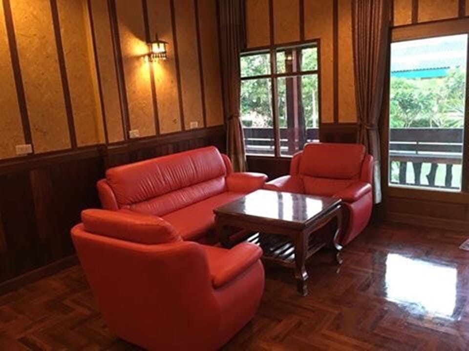 Suite for 4 persons | Living area | Flat-screen TV