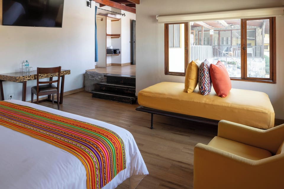 Habitación Superior Vista al Jardín | In-room safe, desk, bed sheets