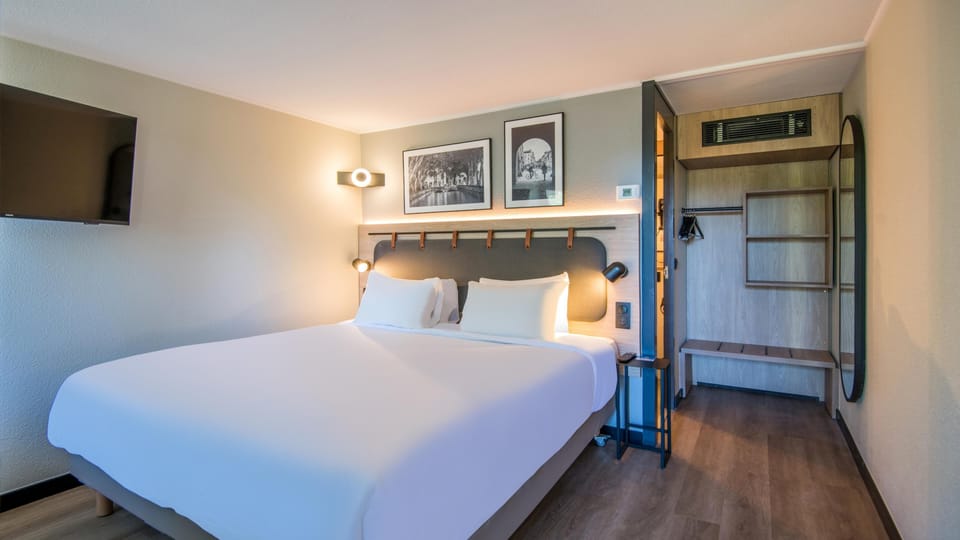 Superior Room, 1 King Bed | Premium bedding, desk, blackout drapes, iron/ironing board