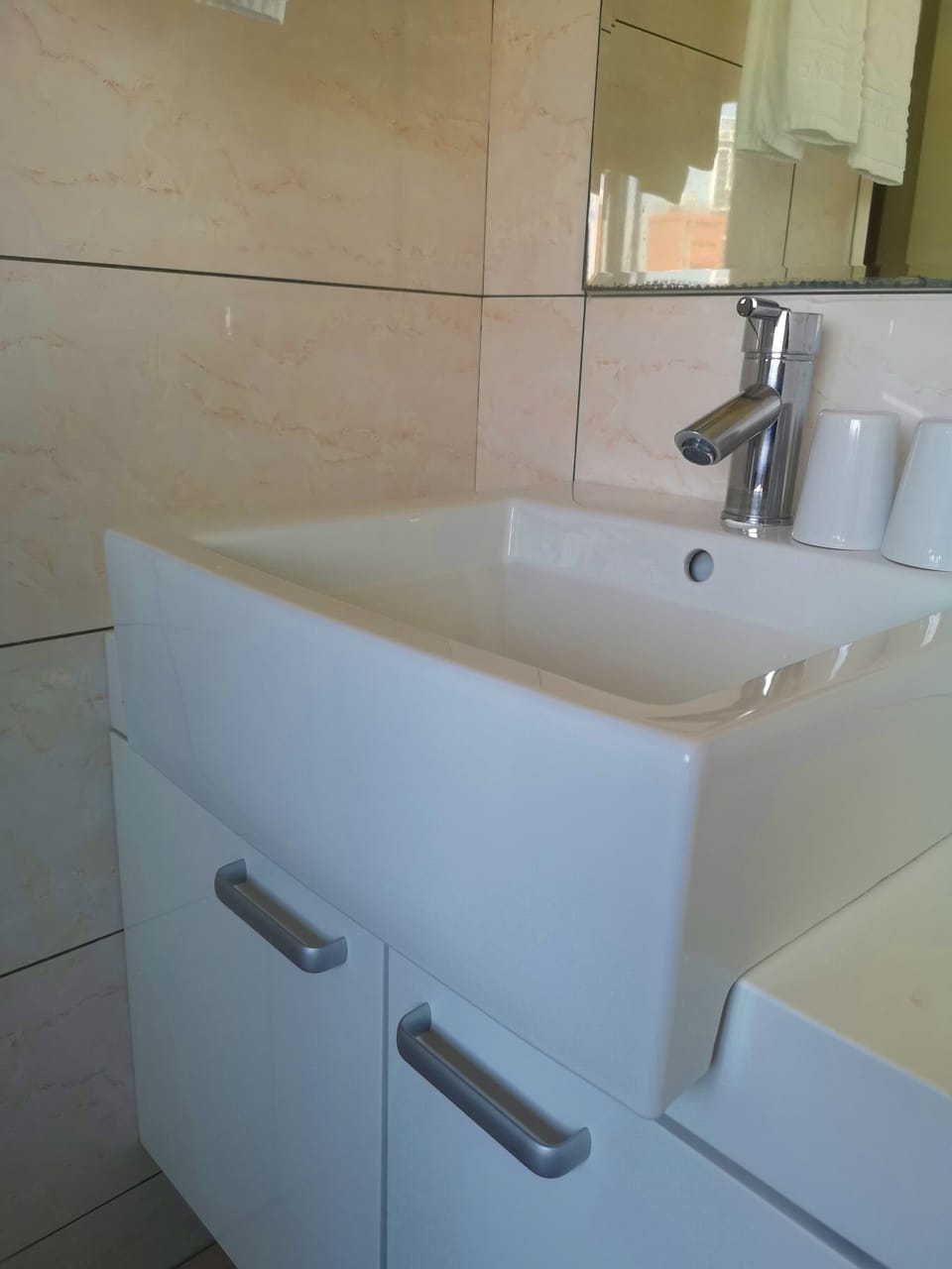 Executive Twin Room | Bathroom | Combined shower/tub, free toiletries, hair dryer, slippers