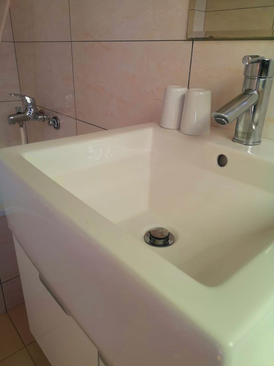 Fashion suite room | Bathroom | Combined shower/tub, free toiletries, hair dryer, slippers