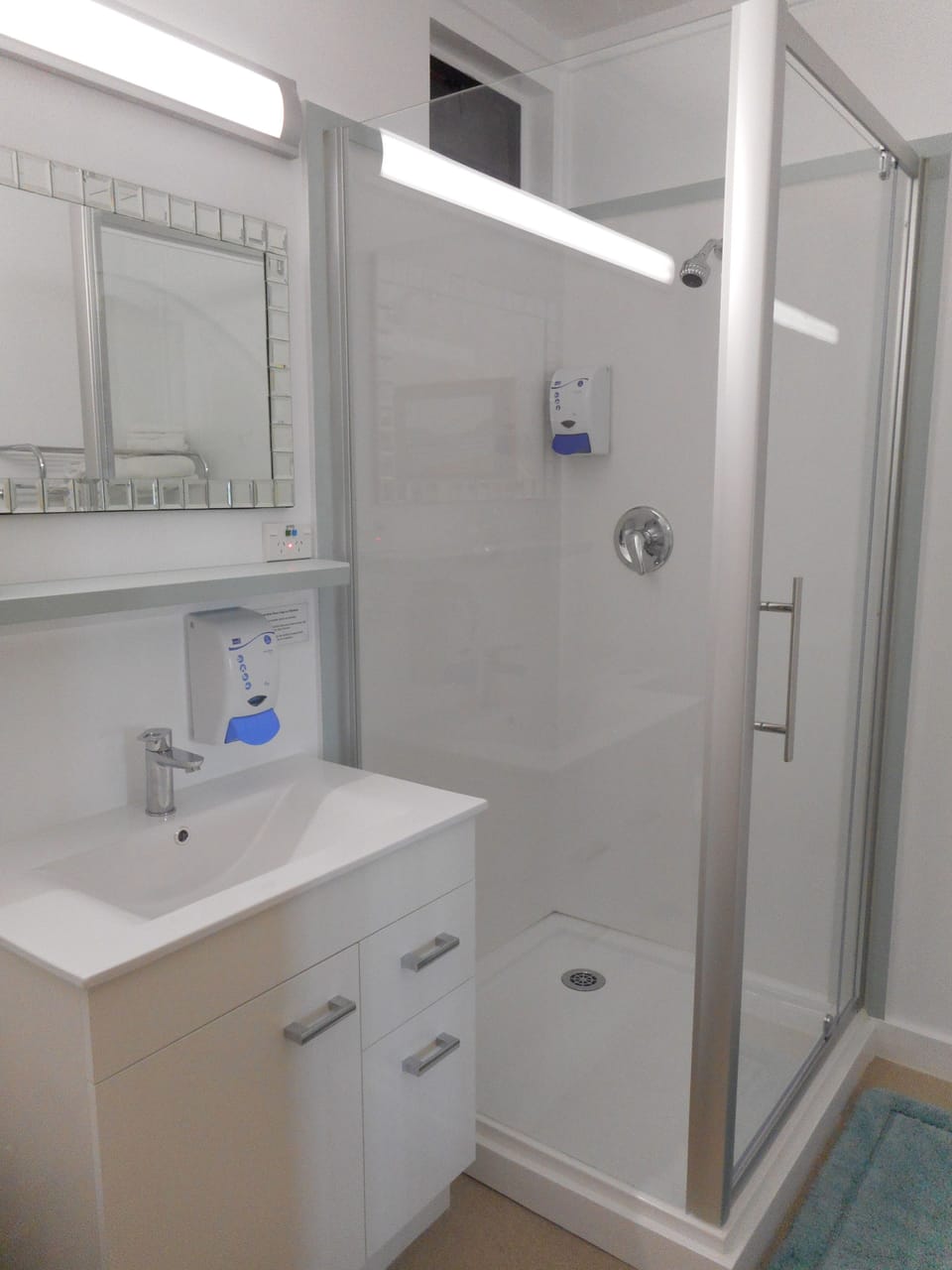 Queen Room, Sea View  | Bathroom | Shower, free toiletries, hair dryer, towels
