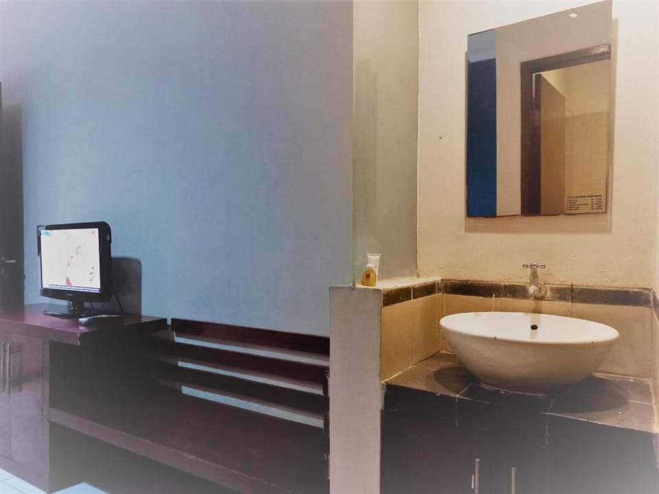 Shower, bidet, towels