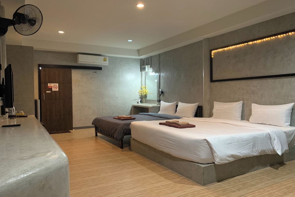 Family Room | Desk, blackout drapes, free WiFi, bed sheets