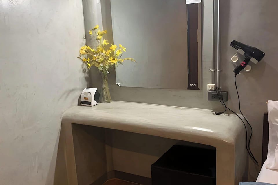 Family Room | Desk, blackout drapes, free WiFi, bed sheets
